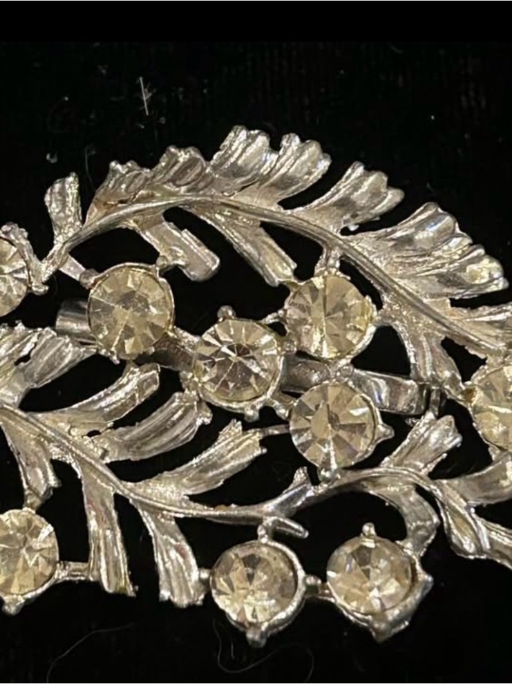 VINTAGE 60’S CLEAR CRYSTAL GLASS RHINESTONE LEAF BROOCH PIN